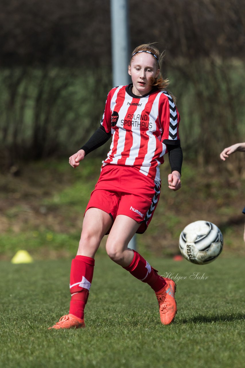 Bild 112 - C-Juniorinnen TSV Zarpen - TuS Tensfeld : Ergebnis: 2:1